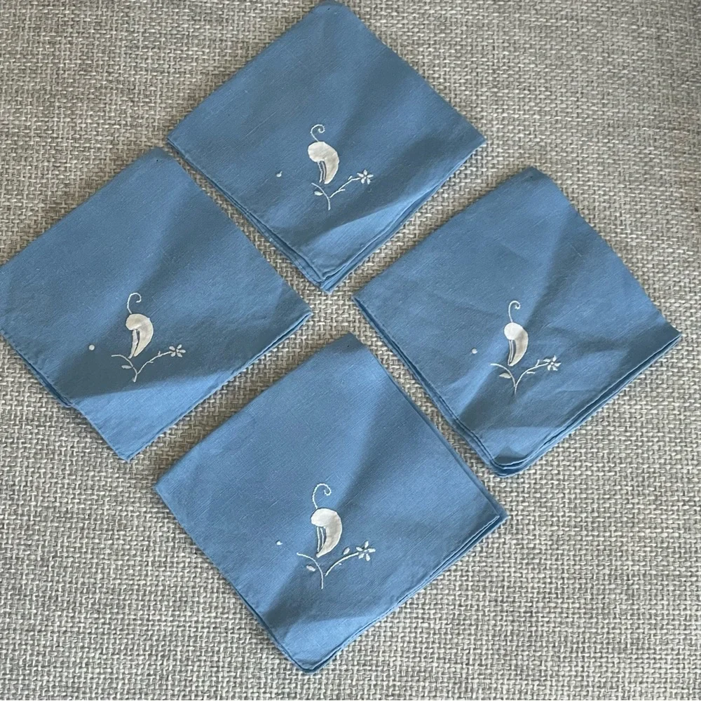 SET of 4 Blue & White Cocktail / Tea Napkins